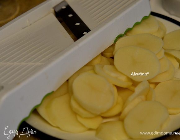 Картофель помыть, очистить порезать пластинками. 