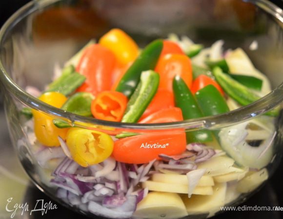 Смешать с остальными овощами. Посолить и поперчить. Используйте соль -приправу, если у вас имеется. Халапеньо очистить от семян и разрезать на полоски. Если нет в продаже его можно заменить на красный перец хлопьями.