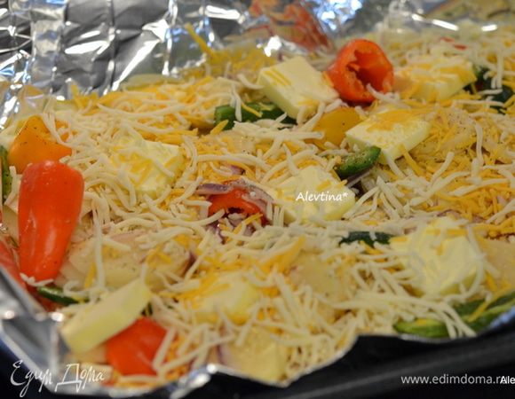 Приготовим противень,застелить фольгой . Уложить овощи, масло кусочками 100 гр выложить поверх картофеля, затем щедро сыр протертый. Закроем фольгой плотно.И поставим в духовку на 180 гр. на 1 час или на гриль также 1 час.