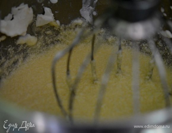 Разогреть духовку до 180 гр.
Сливочное масло взбить сахаром до кремового состояния. Добавить по одному яйцу, после каждого перемешивать. Затем ванильный экстракт, сметану. Все отлично перемешать.