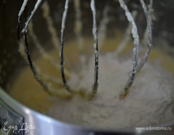 Добавить в смесь муку, разрыхлитель и соль. Перемешать до однородной массы.