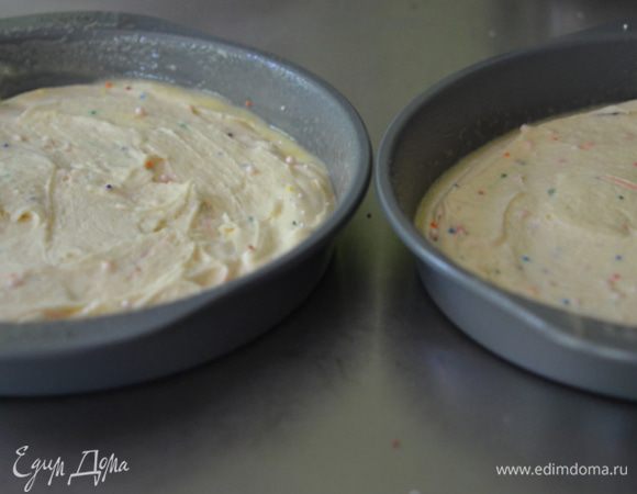 Две одиннаковые формы смазать хорошенько маслом. В тесто можно добавить цветную кондитерскую крошку. Распределить тесто ровно на две формы. Поставить в духовку на 25-30 мин. Проверяем центр зубочисткой.