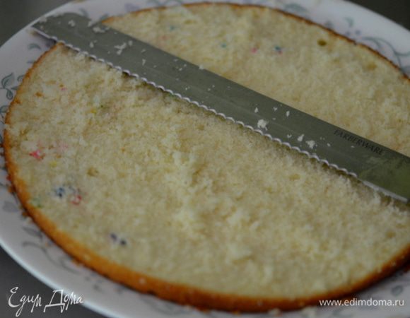 Достанем из духовки и дадим остыть. Затем перевернем на решетку или тарелку и дадим остыть полностью. 
Каждый корж аккуратно разрежем специальным ножом пополам.