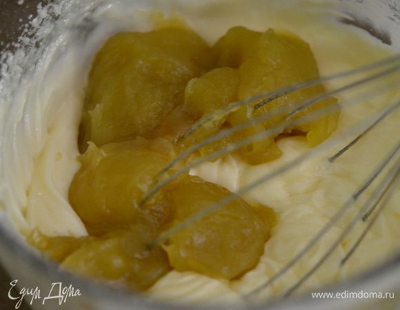 Крем можно приготовить заранее или пока остывает торт.
Нам потребуется миксер. Взбить сливочное масло, добавить по 1 стакану сахарной пудры. Взбивать до однородной массы. Затем добавить лимонный курд в крем. Перемешать.