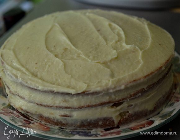 Промажем каждый корж щедро кремом.