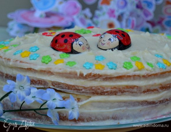 Украсим кондитерской крошкой или используем кондитерский мешок и выдавливаем крем красиво вокруг верхнего коржа.
Я использовала конфеты и кондитерскую крошку.