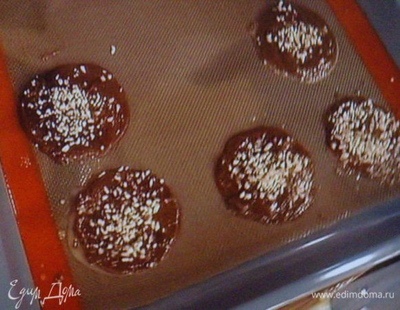 Выпекать около 6-8 мин. Вынуть из духовки и остудить. 