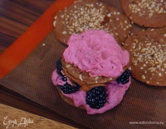 Желатин замочить в холодной воде на 5 мин. На сковороде растопить сахар, добавить к нему  2/3 ягод, довести до кипения. Лучшие ягоды отставить в сторону, они нам пригодятся для украшения.  Пюрировать и протереть через сито. Разбухший желатин отжать,  смешать с тёплым ежевичным пюре до полного растворения. Вмешать порционно в маскарпоне и  полностью  охладить.
Выстраиваем башенками, 