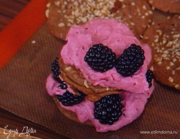 чередуя коржи, ежевичный крем и свежие ягоды.