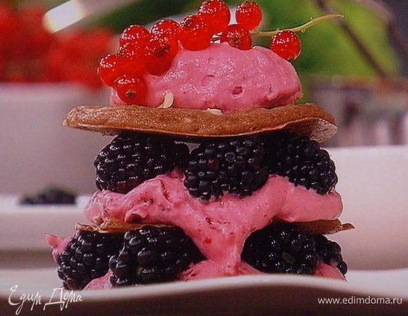 Украсить гроздьями смородины, посыпать сахарной пудрой. Приятного аппетита!!
