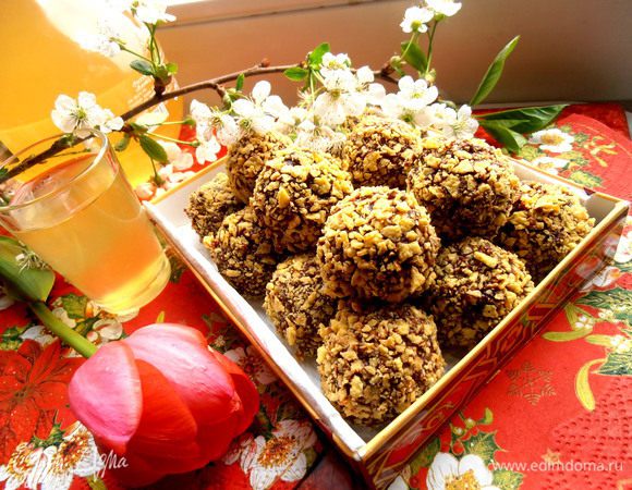 Пока я использовала лимончелло для пропитки вяленой клюквы и кураги, чтобы домашние конфеты из них были еще ароматнее и вкуснее! Конфеты можно посмотреть здесь: http://www.edimdoma.ru/retsepty/54503-vitaminnye-konfetki-dlya-rimmy.