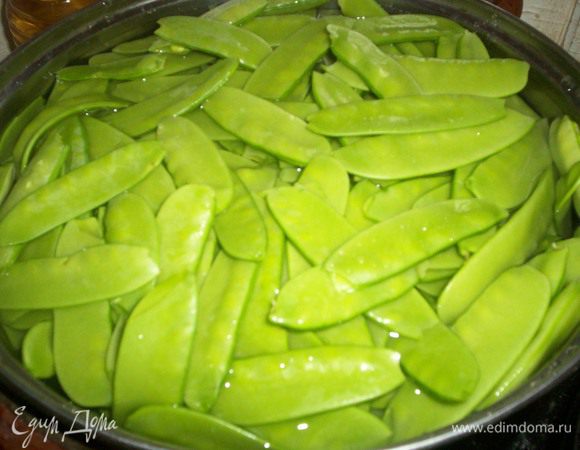 Горох моем, отрываем хвостики. Заливаем водой, когда вода закипит - добавляем соль. Варим на среднем огне до готовности. Сливаем воду.