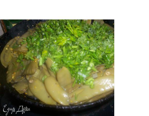 Добавляем зелень к гороху, туда же бросаем специи и немного черного перца. Перемешиваем, и снова тушим все вместе минут 10.