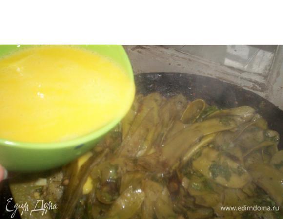 Заливаем яичной смесью горох в сковороде, интенсивно перемешиваем, закрываем крышкой, уменьшаем огонь и оставляем томиться еще 10 минут.