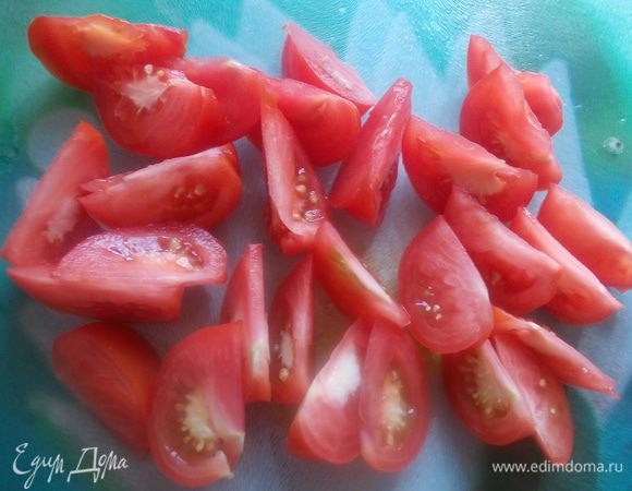 Порезать помидоры дольками.