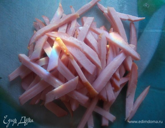 Балык порезать длинной соломкой.