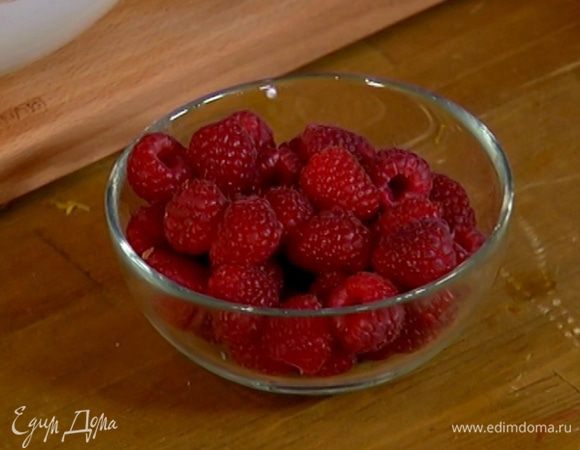Замороженную малину предварительно разморозить, сок сохранить.