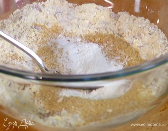 Перемешать миндаль с пшеничной и рисовой мукой, полентой, сахаром, разрыхлителем и солью.