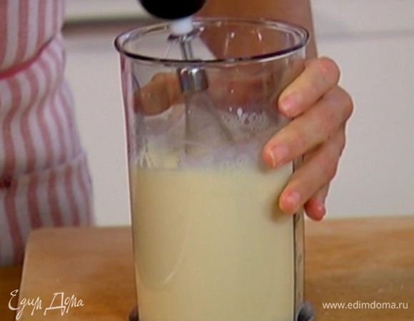 Молоко, яйца и оливковое масло взбить миксером.