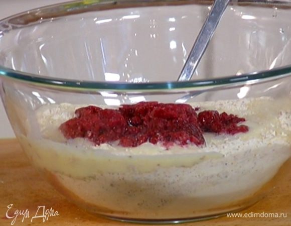 Влить молочно-яичную смесь в муку с разрыхлителем, добавить размороженную малину с соком и все вымешать.