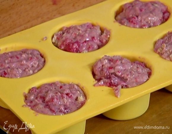 Разложить тесто в силиконовые формочки для маффинов и отправить в разогретую духовку на 25–30 минут.