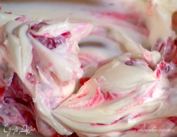 Приготовить крем: соединить сливочный сыр, сметану и сахарную пудру, вымешать все в однородную массу. Добавить горсть свежей малины, слегка раздавить ложкой и перемешать.