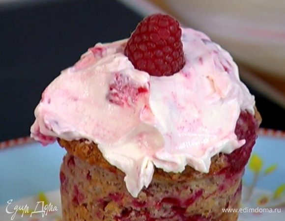 Готовые маффины остудить, украсить кремом и оставшейся свежей малиной.