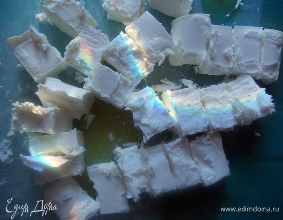 Фету порезать кубиками.