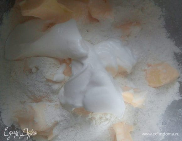 Просеять муку в миску и добавить все продукты для теста. Быстро вымесить и скатать в шар.