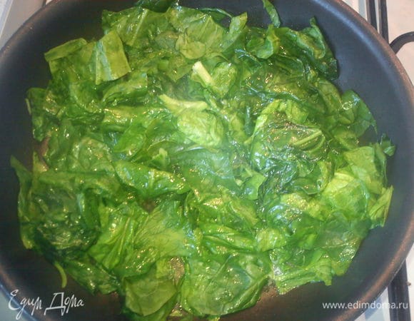 Шпинат потушить в сливчном масле 2-3 минуты до мягкости.