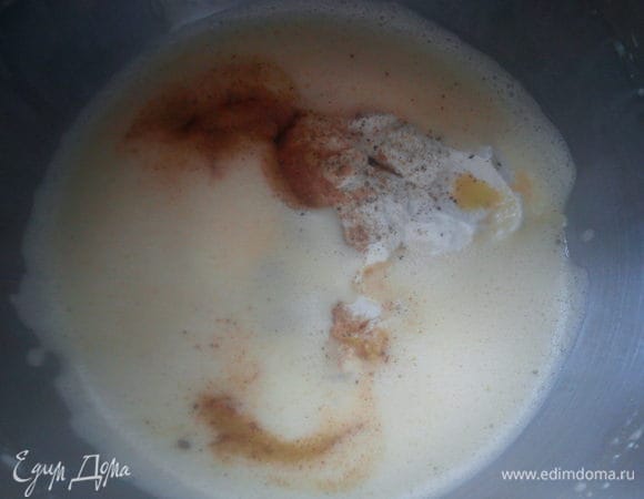 Слегка взбить яйца со специями и солью.