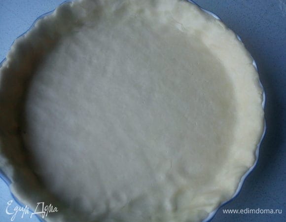 Тесто раскатать по размеру формы, учитывая бортики. Наколоть вилкой и запечь в духовке при 200 С 10-15 минут. 