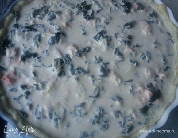 Выложить рыбу и шпинат на тесто, залить яичной смесью.