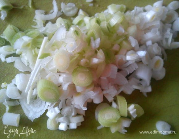 Чеснок вымыть и измельчить 