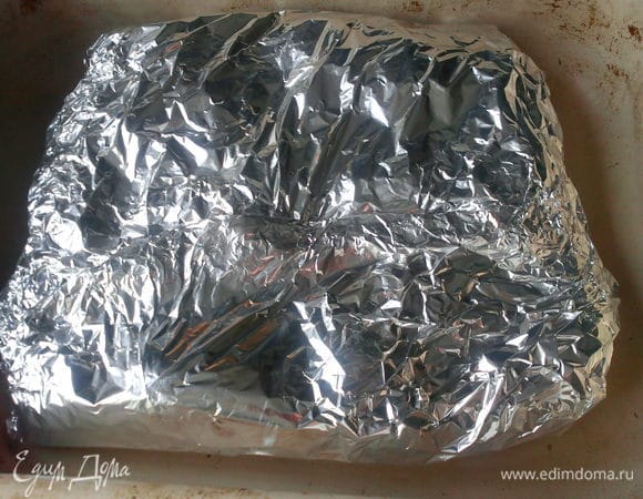 Плотно завернуть фольгу и запечь картошечку в духовке при 220 С 30-40 минут.