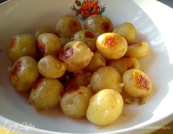 Выложить картофель в миску и можно посыпать укропом. Я не посыпала, очень хотелось насладиться вкусом молодого чесночка!