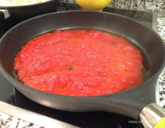 В сковороде разогреваем оливковое масло, обжариваем рубленный/ давленый чеснок. Я разрезала дольки чеснока пополам, обжарила и удалила, т,к. готовила детям. В ароматное чесночное масло добавить мелко порубленные томаты (я их натерла, опять же для детей) и слегка потушить.