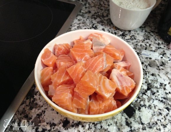 Лосось порезать кубиками. Выложить в соус. Сильно не перемешивать, а то превратится в кашу) а этого нам не надо)
Параллельно варим макароны.