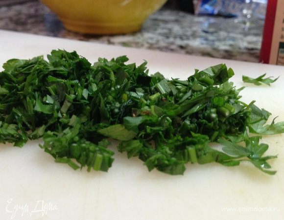 Мелко режем петрушку или базилик (у меня петрушка).