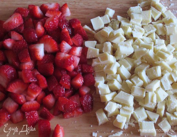Клубнику и белый шоколад мелко нарезать.