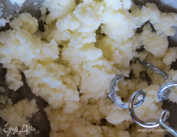 Сливочное масло комнатной температуры взбить с сахаром.