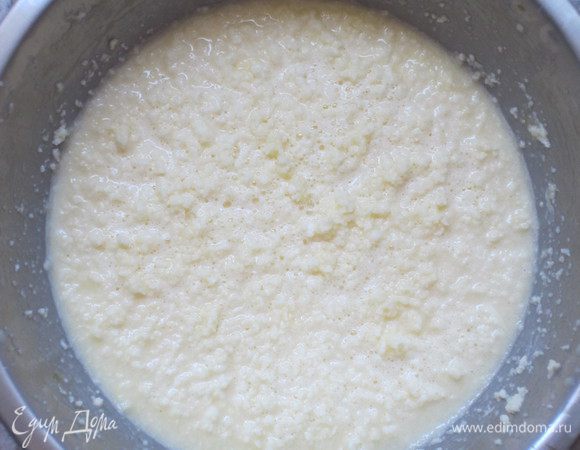 Не выключая миксер, ввести  яйца и тонкой струйкой влить молоко.