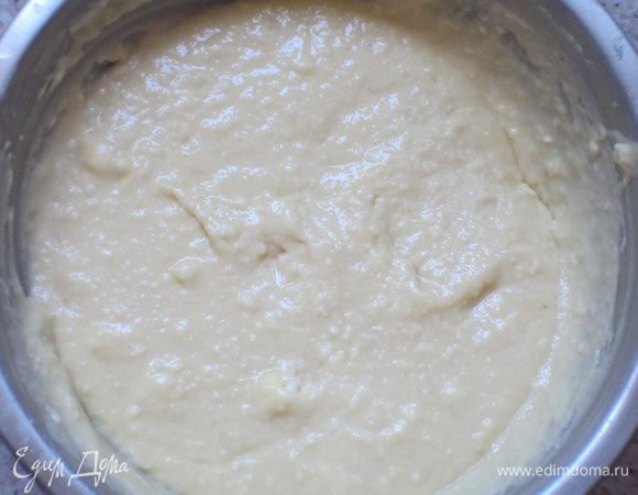 Просеять муку, разрыхлитель, соду, ванилин, соль и ввести в тесто. Хорошо перемешать деревянной ложкой до однородной массы.
