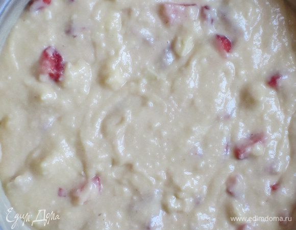 Добавить шоколад и клубнику и аккуратно перемешать.