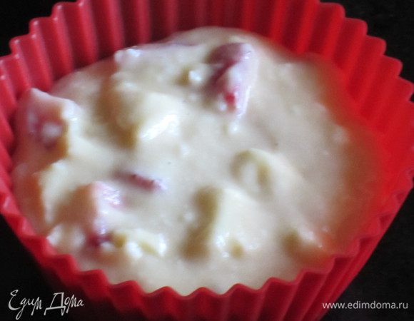 Разложить тесто по формочкам (у меня получилось 12 маффинов)