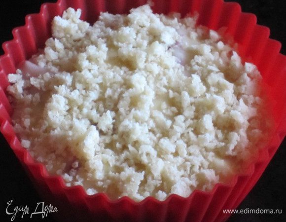 Штрейзель : Соединить в миске все ингредиенты и перемешать до образования мелкой крошки.Посыпать крошкой маффины.