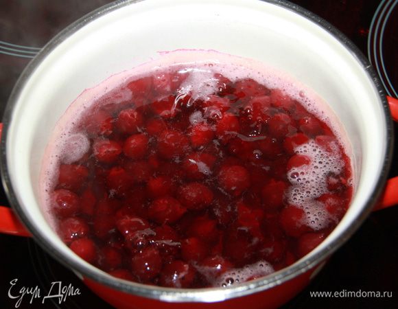 Начнём с приготовления сиропа (у кого он есть, можете пропустить этот шаг, просто развести вишнёвый сироп водой). Свежемороженую вишню соединяем с водой, провариваем 7-9 минут... 