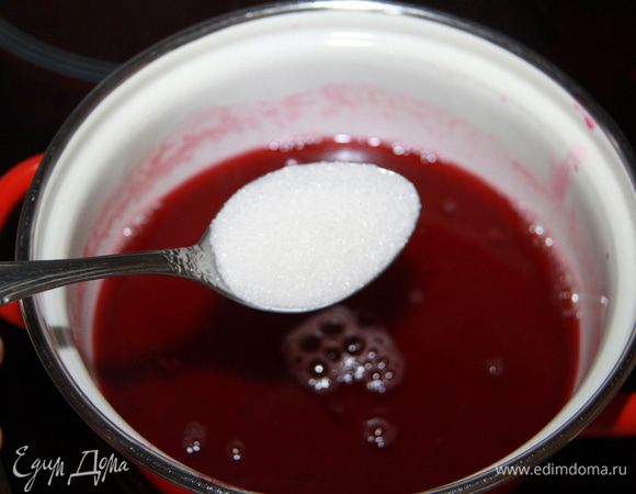 вишню вынимаем, а в вишнёвый компот сыпем сахар. Ещё недолго провариваем.
