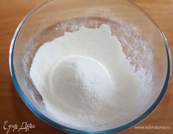 Пока вишнёвый компот остывает, включаем духовку прогреться до 170-180*С. Теперь приступаем к приготовлению теста. Просеиваем муку.