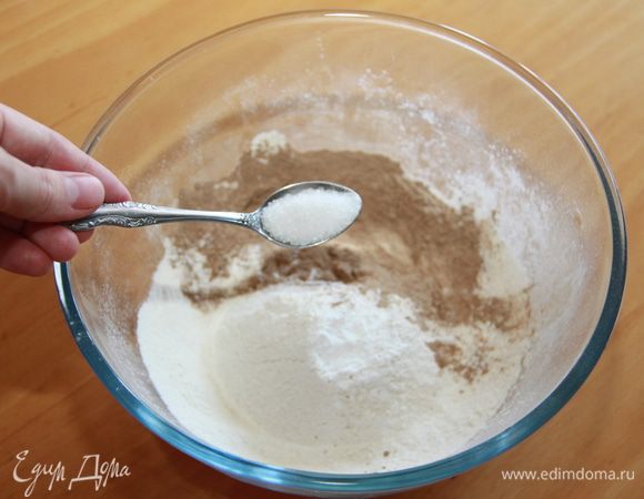 Добавляем кэроб и соль.